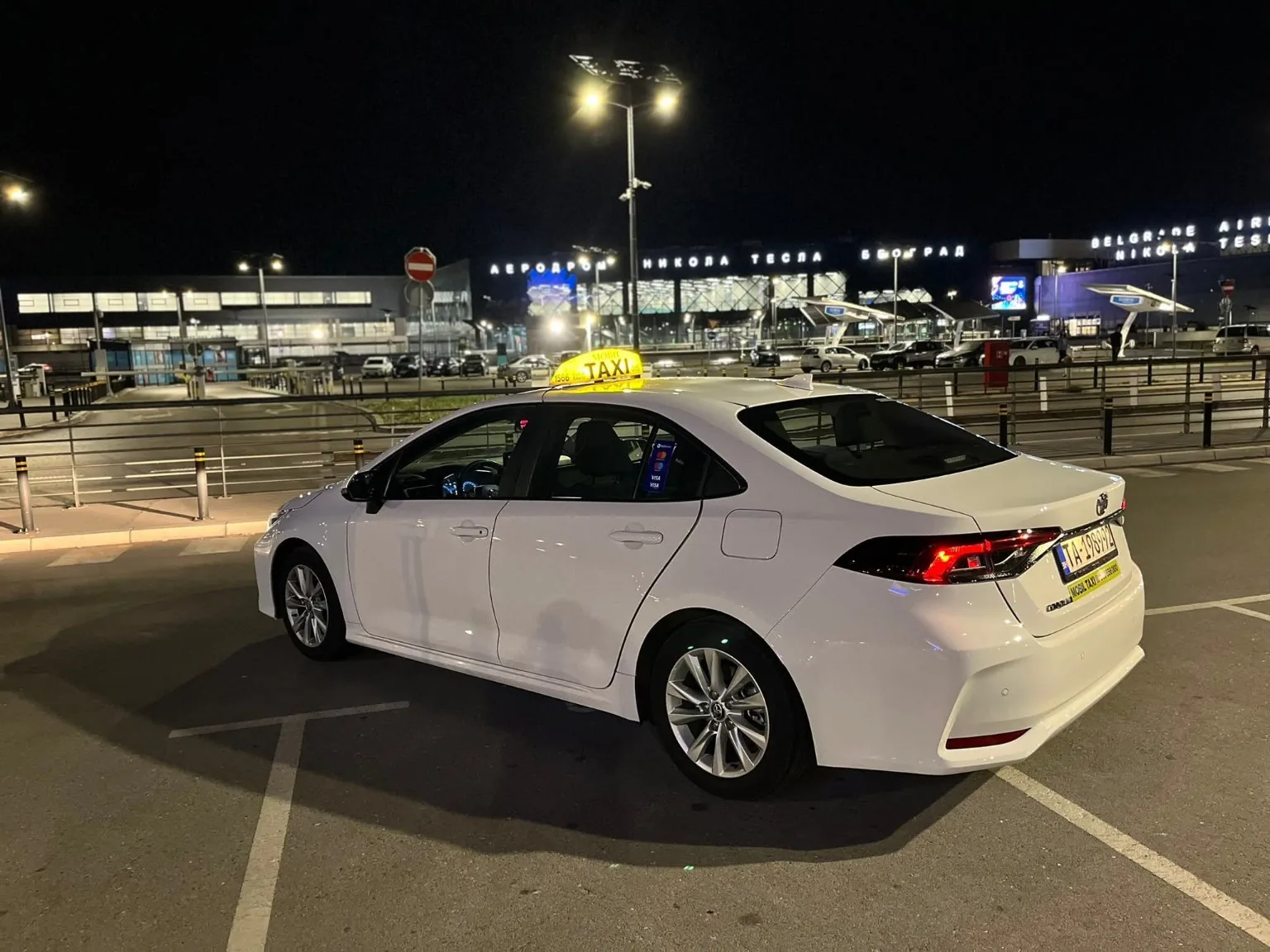 Taxi prevoz Dalibor ispred Aerodroma Nikola Tesla u Beogradu